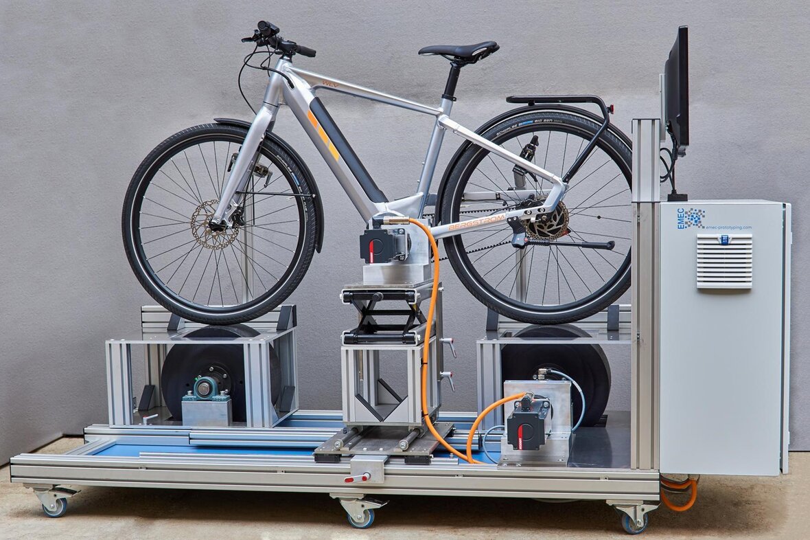Eine Rollenpruefstand-Anlage auf der der ein Elektrorad geprueft wird.