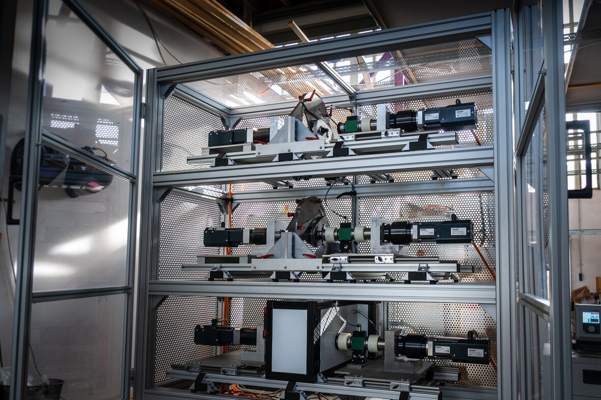 Ein Schrank mit Technik zum Testen von Motoren