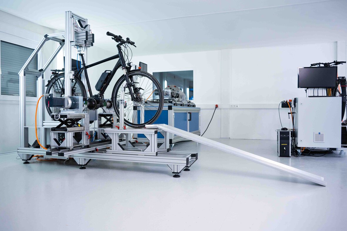 Ein Testlabor mit Rollenpruefstand f&uuml;r ein E-Bike.