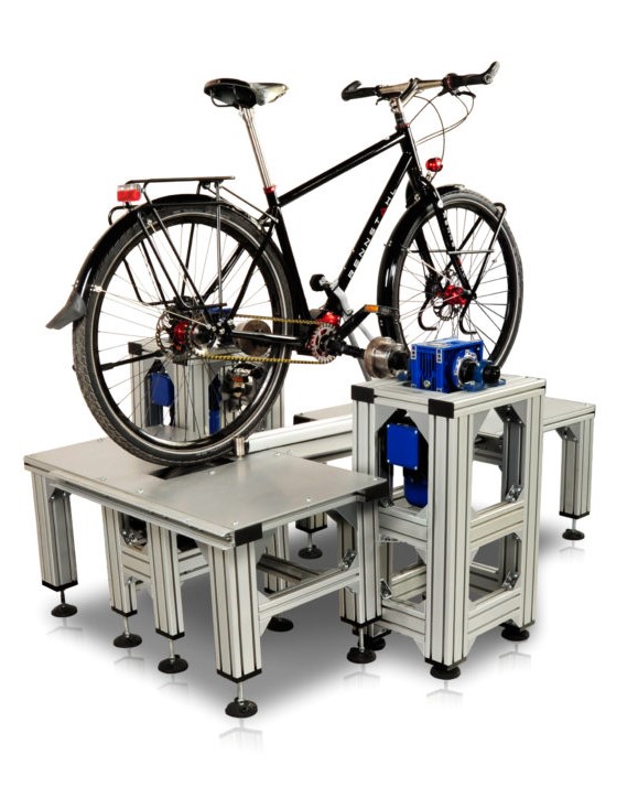 Eine Rollenpruefstand-Anlage auf der ein Elektrorad geprueft wird.